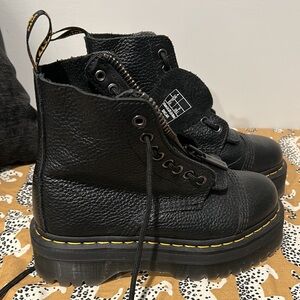 Doc marten barely worn soft leather platform boot